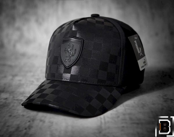 Mũ lưỡi trai logo Ferrari in hoạ tiết caro